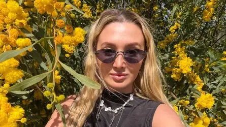 Starte eine Liveshow mit DelaineClowerd