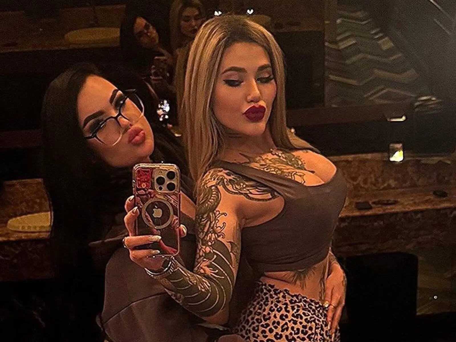 Starte eine Liveshow mit MadinaAndKatrine